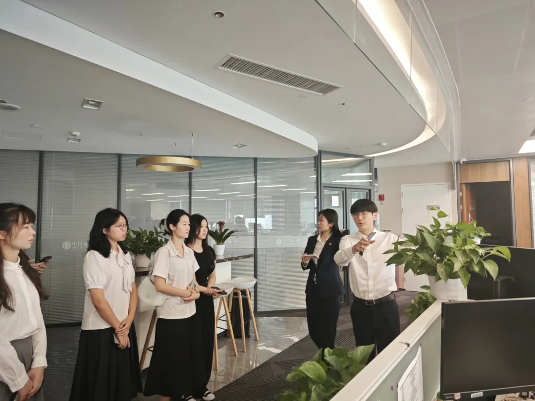 參觀(guān)企業(yè)1。